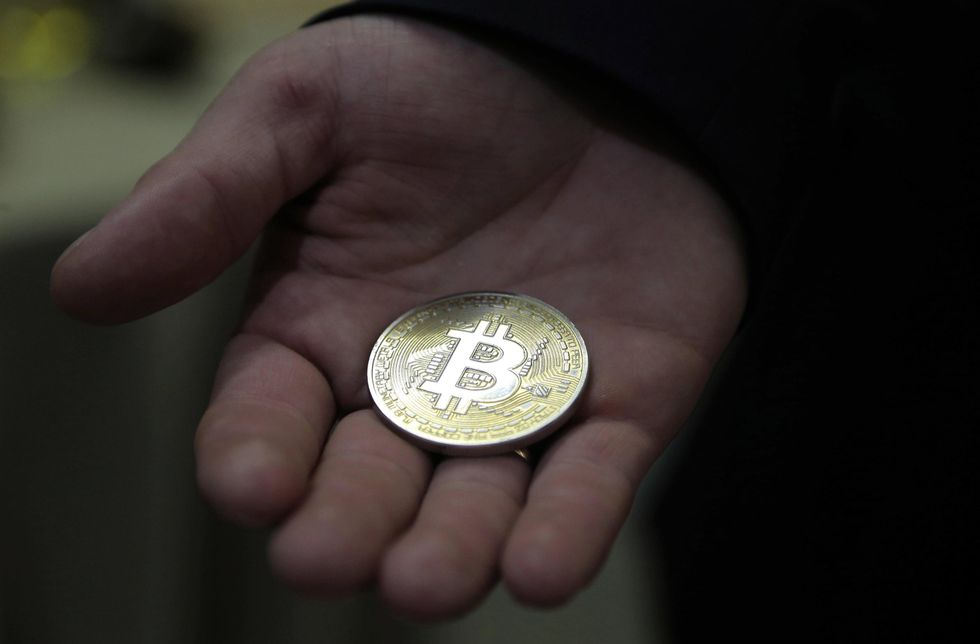Altalena Bitcoin, la criptovaluta torna a salire: vale oltre 50mila dollari