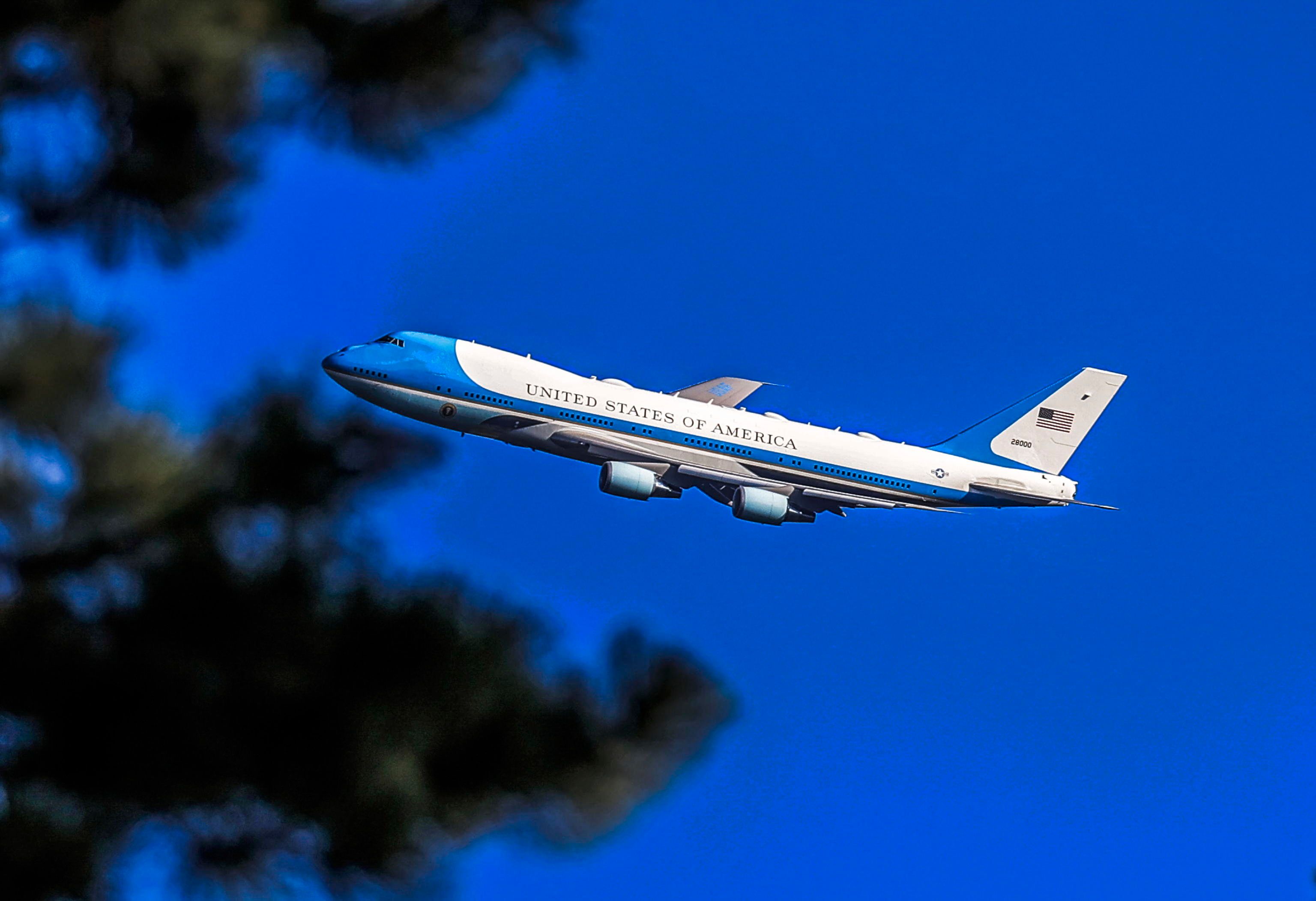 Drone sfiora l'Air Force One con a bordo Donald Trump - Panorama