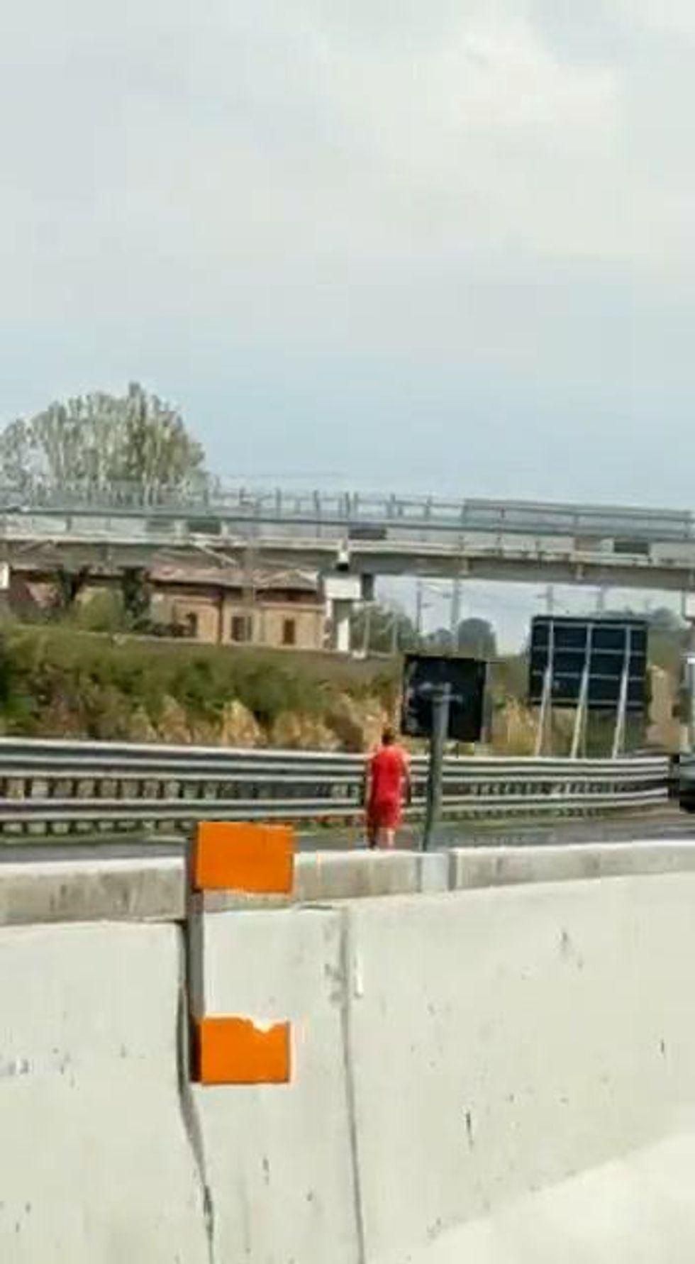 Auto distrutte dalla grandine sulla A1 tra Parma e Modena | video