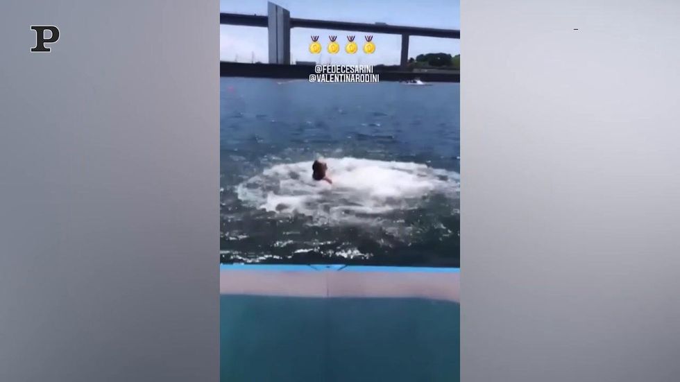 Tokyo 2020, Rodini e Cesarini si lanciano nel lago dopo l’oro olimpico | Video