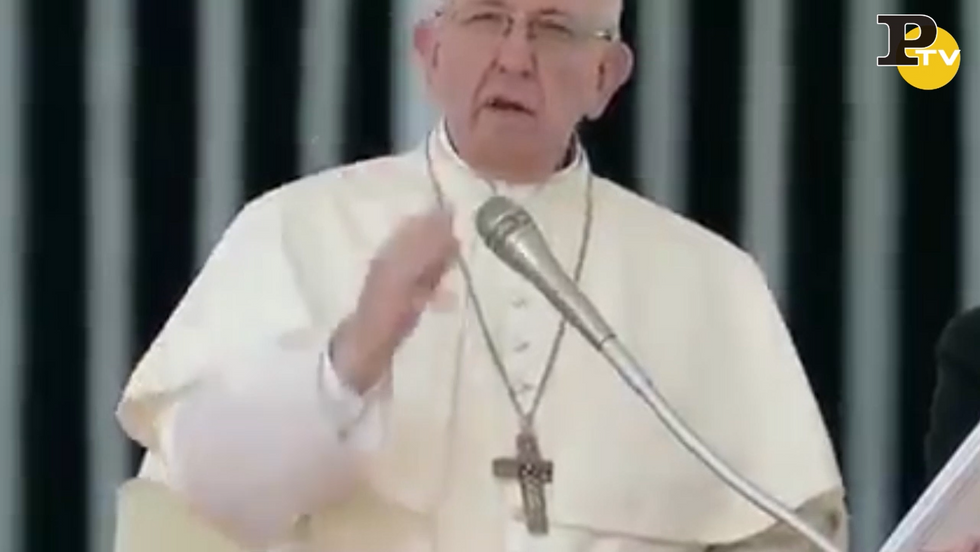 Fedeli urlano il nome di Monsignor Viganò al termine dell'Udienza generale di Papa Francesco video