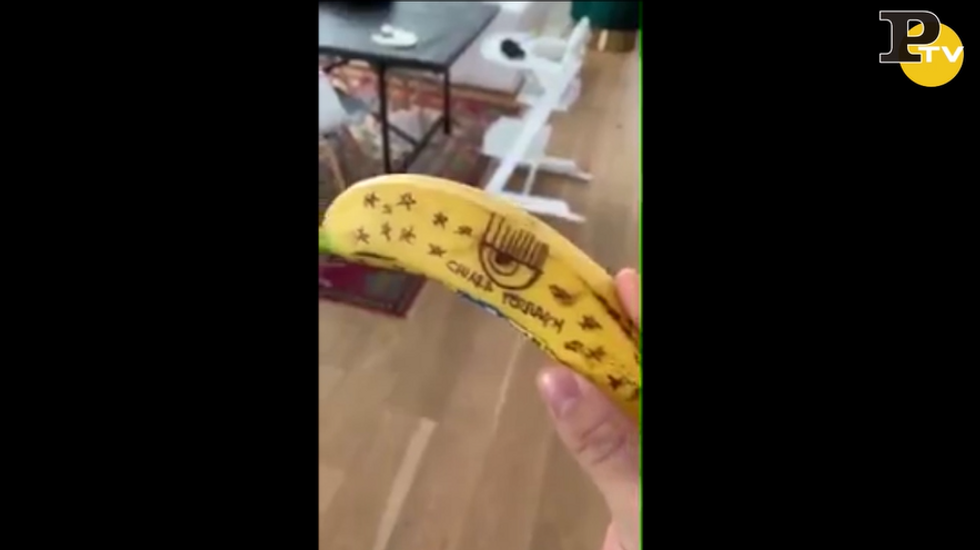 Fedez e la banana brandizzata video