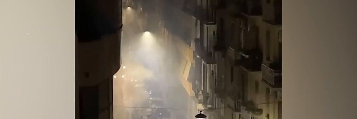 Bari, fuochi d’artificio nelle vie della città per un matrimonio | Video