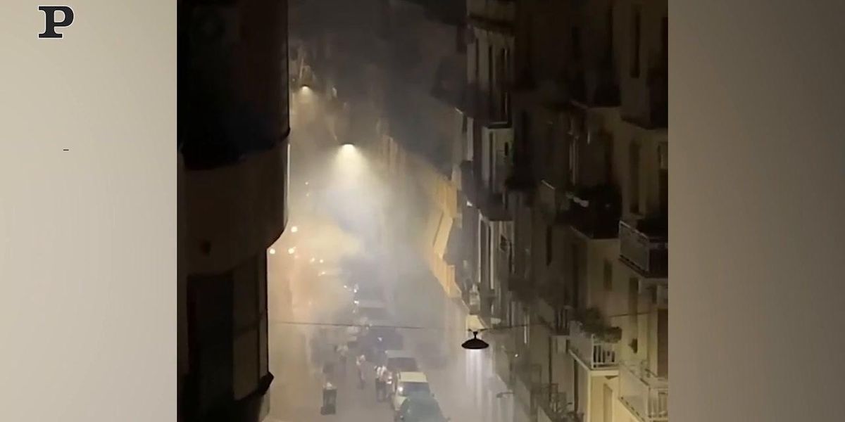 Bari, fuochi d’artificio nelle vie della città per un matrimonio | Video