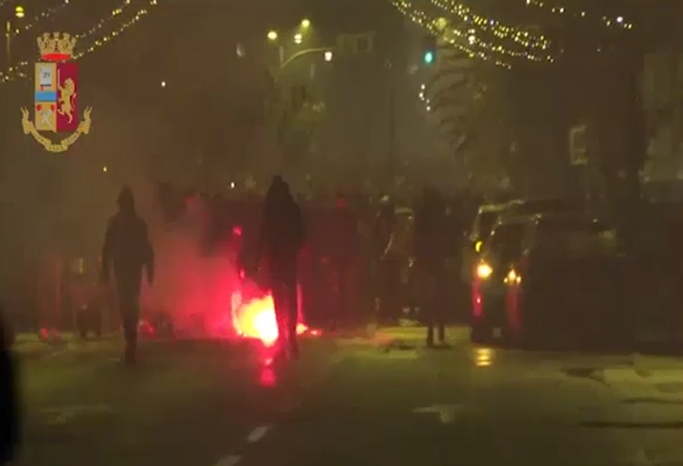 festa lazio scontri ultras polizia cariche feriti arrestati