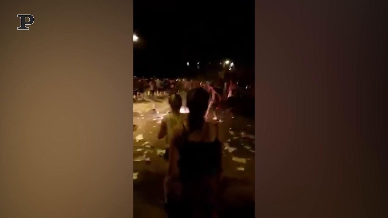 Festeggiamenti per la vittoria degli Azzurri: a Trento rifiuti incendiati e falò in piazza | video