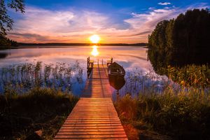 Finlandia, tramonto sul lago