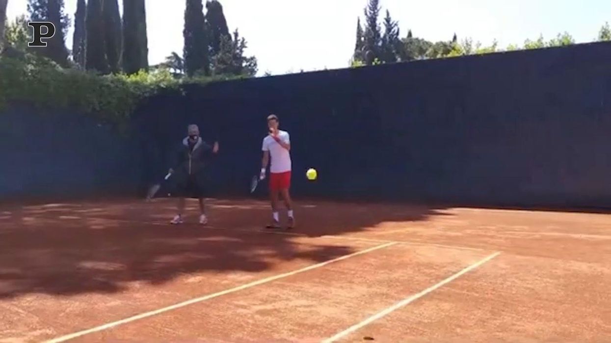 Fiorello spiega il tennis a Djokovic | video