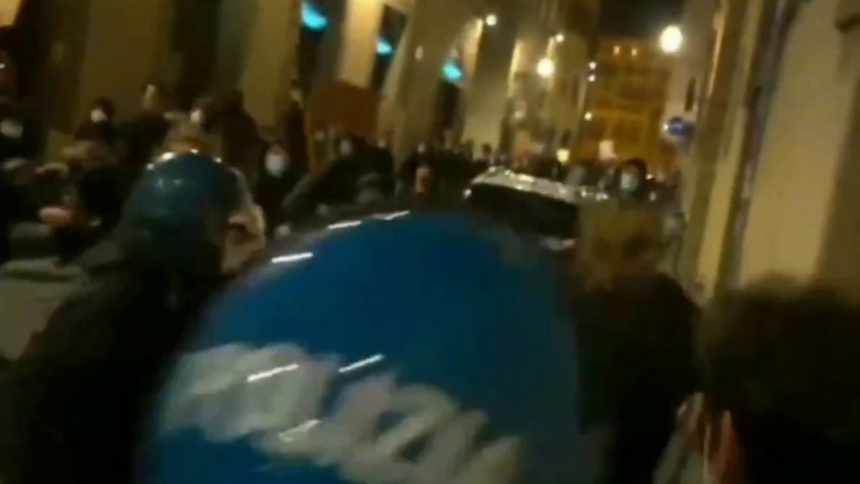 Firenze, scontri con la Polizia alla manifestazione contro il Dpcm del governo | video