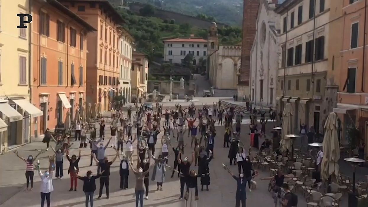 Il flash mob dei commercianti di Pietrasanta: "Siamo tornati"