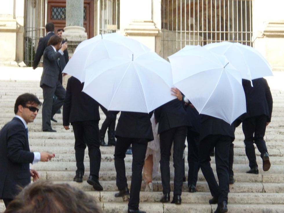 Valeria Marini, sposa con l'ombrello (anche senza piogga)