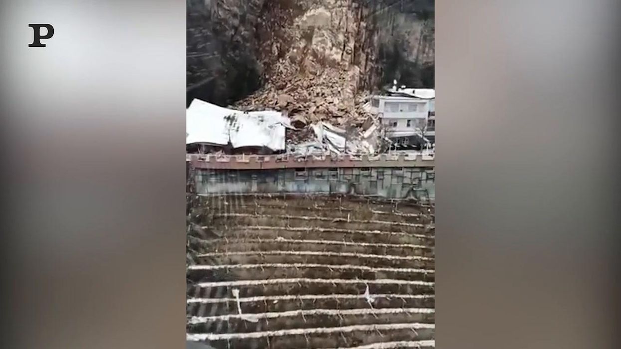 Bolzano, frana di sassi distrugge un albergo | video