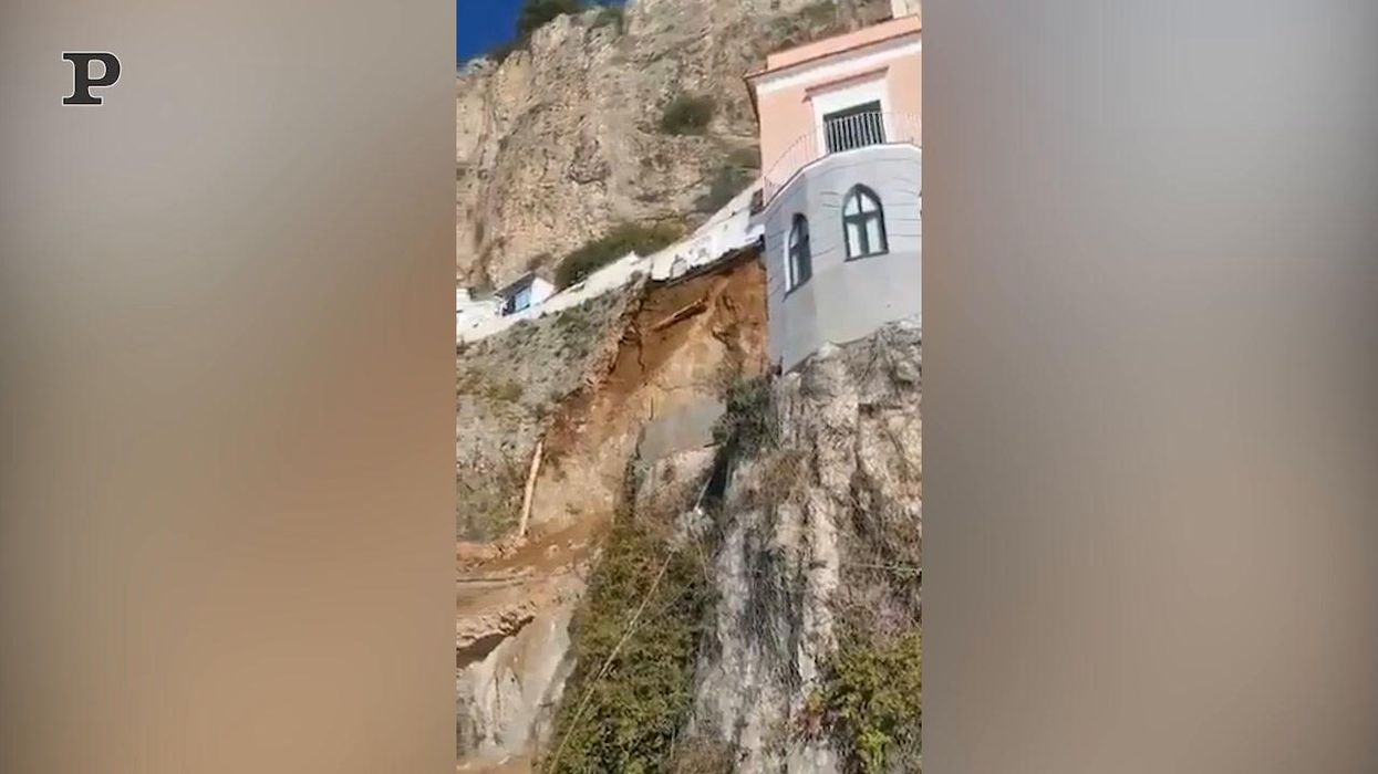 Paura ad Amalfi, frana lungo la statale: evacuate quattro case | video