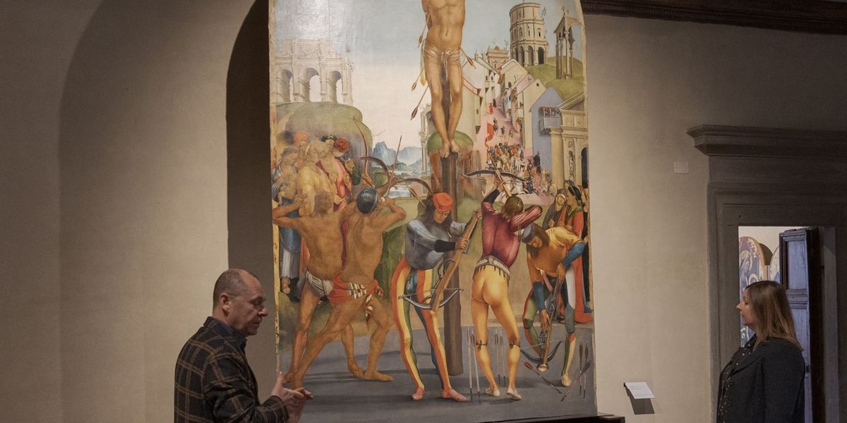 ​Francesca e Stefano Lazzari titolari della Bottega Tifernate e l'opera «Martirio di San Sebastiano» custodita nella Pinacoteca di Citta di Castello.