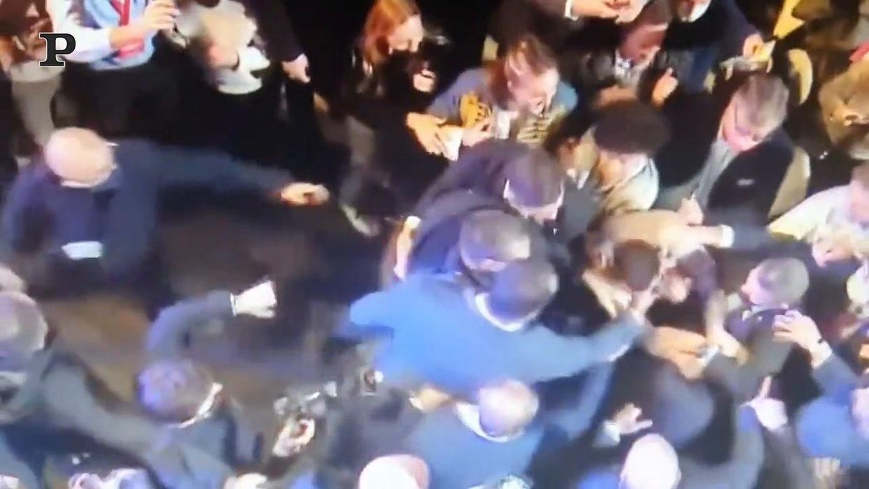 Francia, Eric Zemmour afferrato al collo prima di un comizio | Video