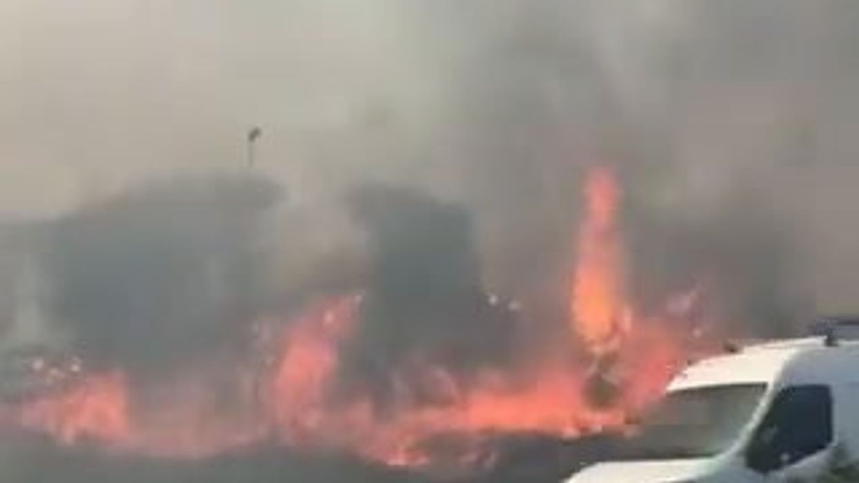 Divampa un grosso incendio per strada a sud della Francia | video