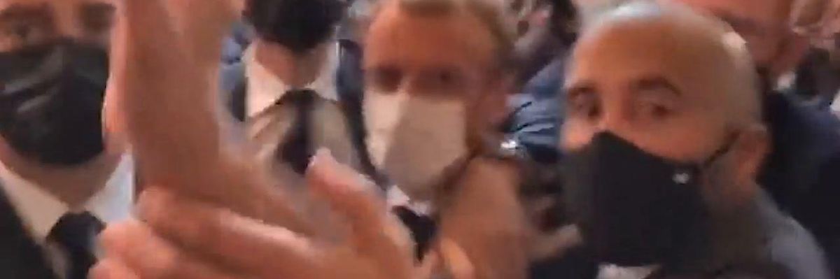 Francia, Macron colpito da un uovo durante la visita a Lione | video
