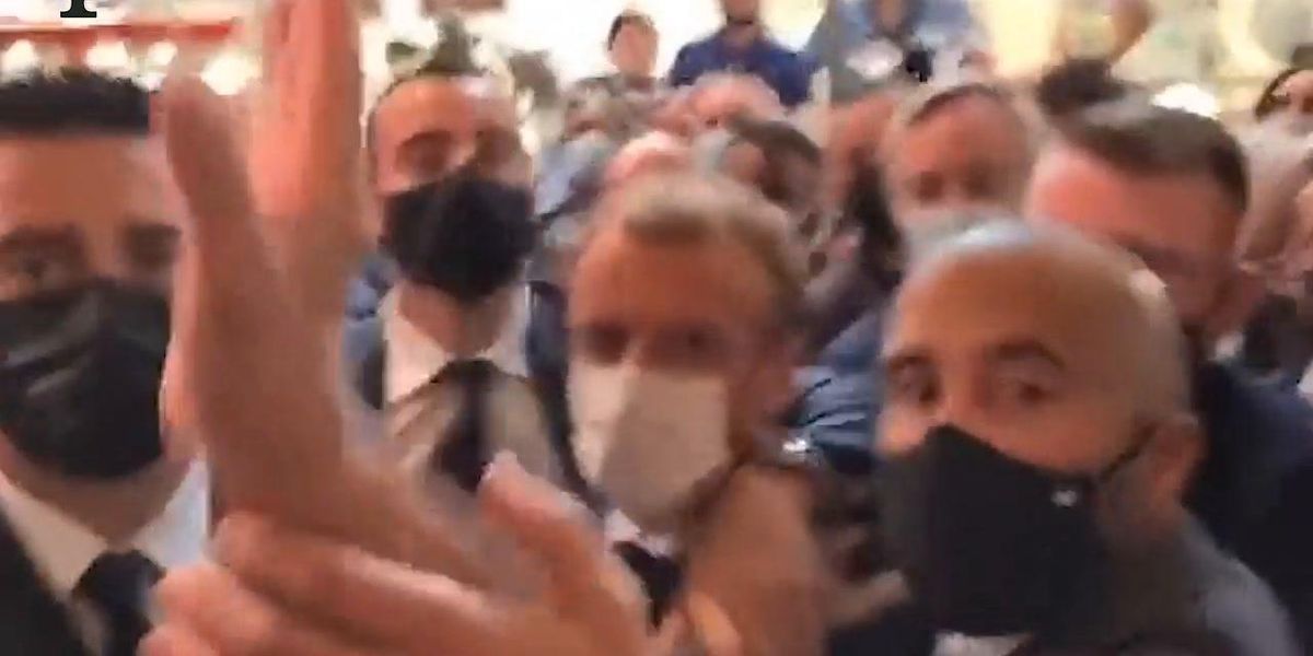 Francia, Macron colpito da un uovo durante la visita a Lione | video