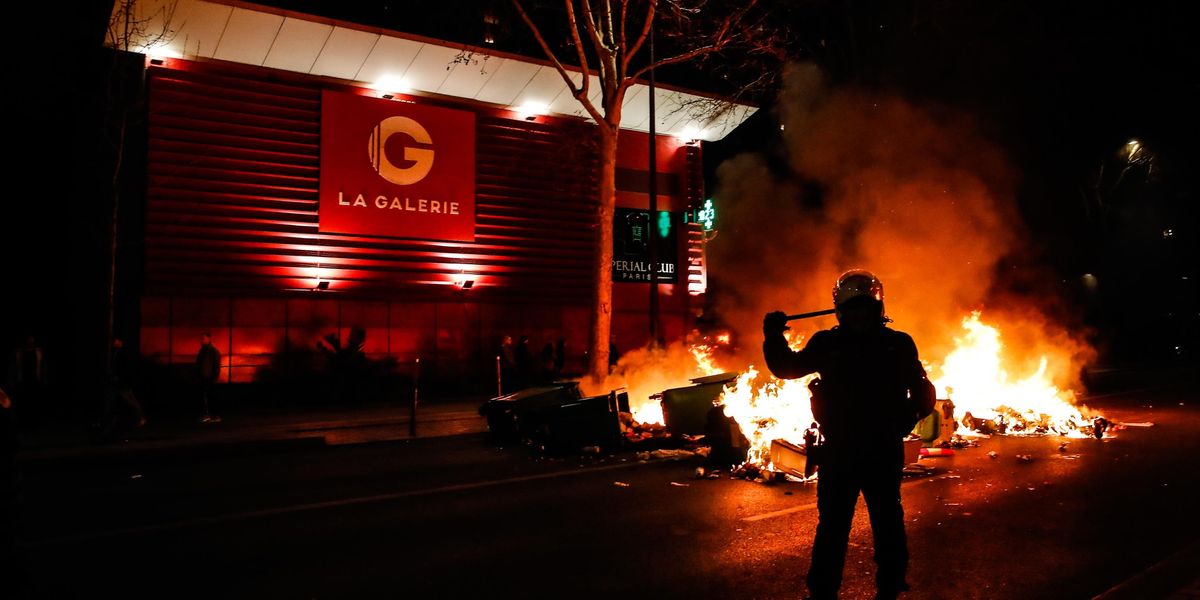 Francia, notte di scontri in tutto il Paese dopo la riforma pensioni Macron