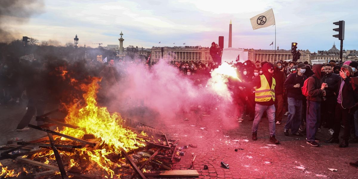 francia proteste scontri riforma pensioni macron
