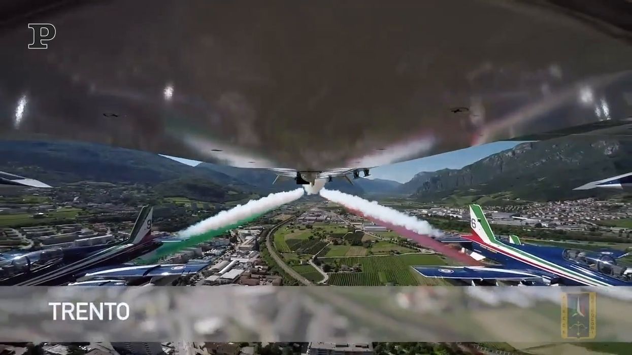 L' abbraccio tricolore della pattuglia acrobatica, il video girato dai piloti