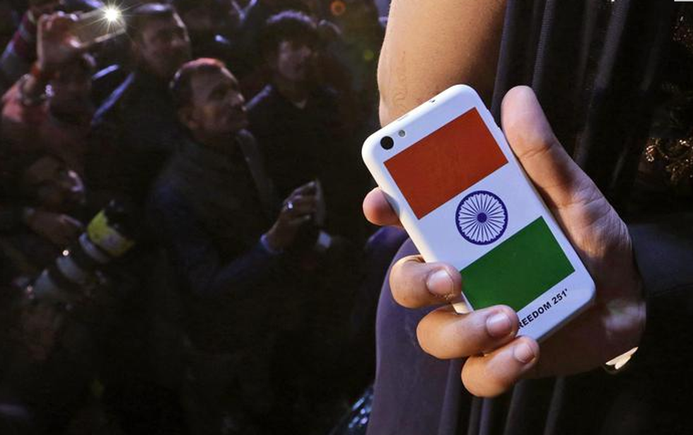 Vendite in tilt per lo smartphone indiano da 3 euro