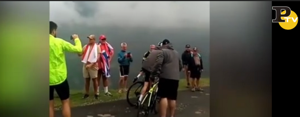 Froome atterrato da un poliziotto al Tour de France video