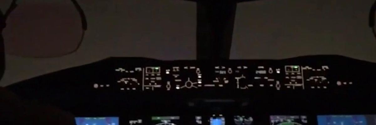 Panama, fulmine colpisce un aereo: le immagini dalla cabina di pilotaggio | video
