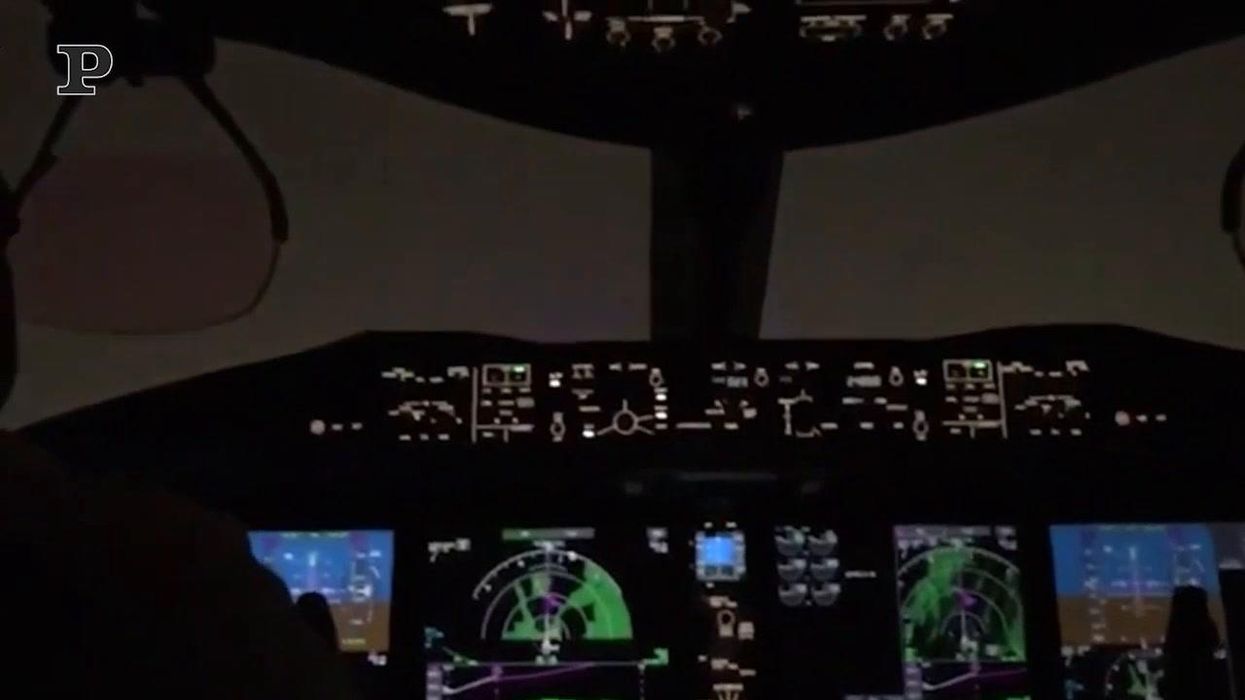 Panama, fulmine colpisce un aereo: le immagini dalla cabina di pilotaggio | video