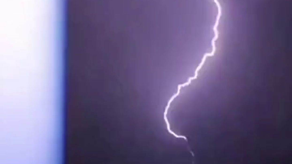 Enorme fulmine colpisce la Torre dell'Orologio alla Mecca | video