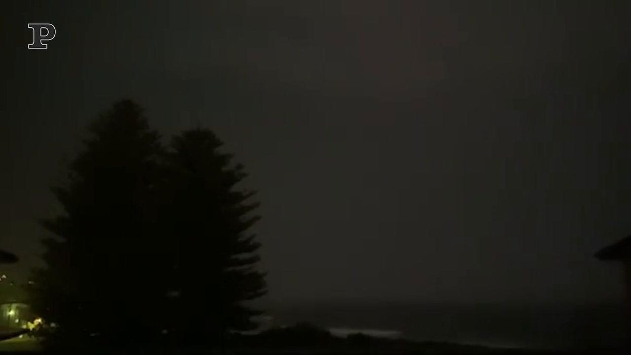 Sydney, violentissima tempesta di fulmini fa crollare un campanile | video