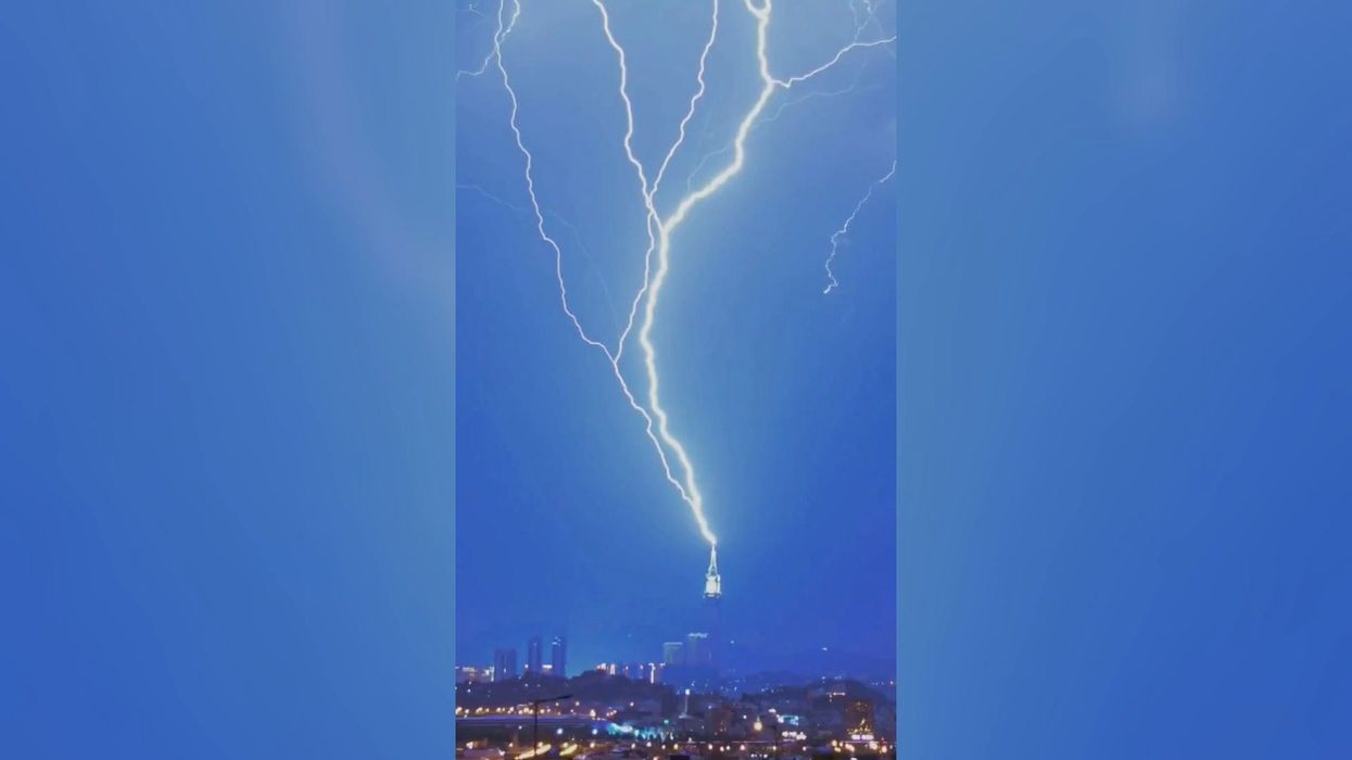 Fulmini colpiscono la torre dell’orologio della Mecca | video