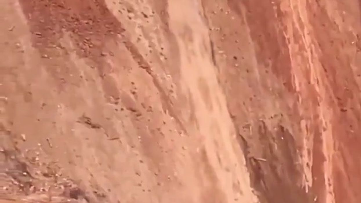 Il fuoristrada si arrampica lungo una parete di sabbia verticale | video