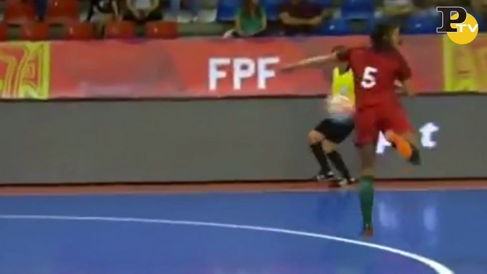 Futsal. Colpo di tacco della calciatrice del Portogallo video