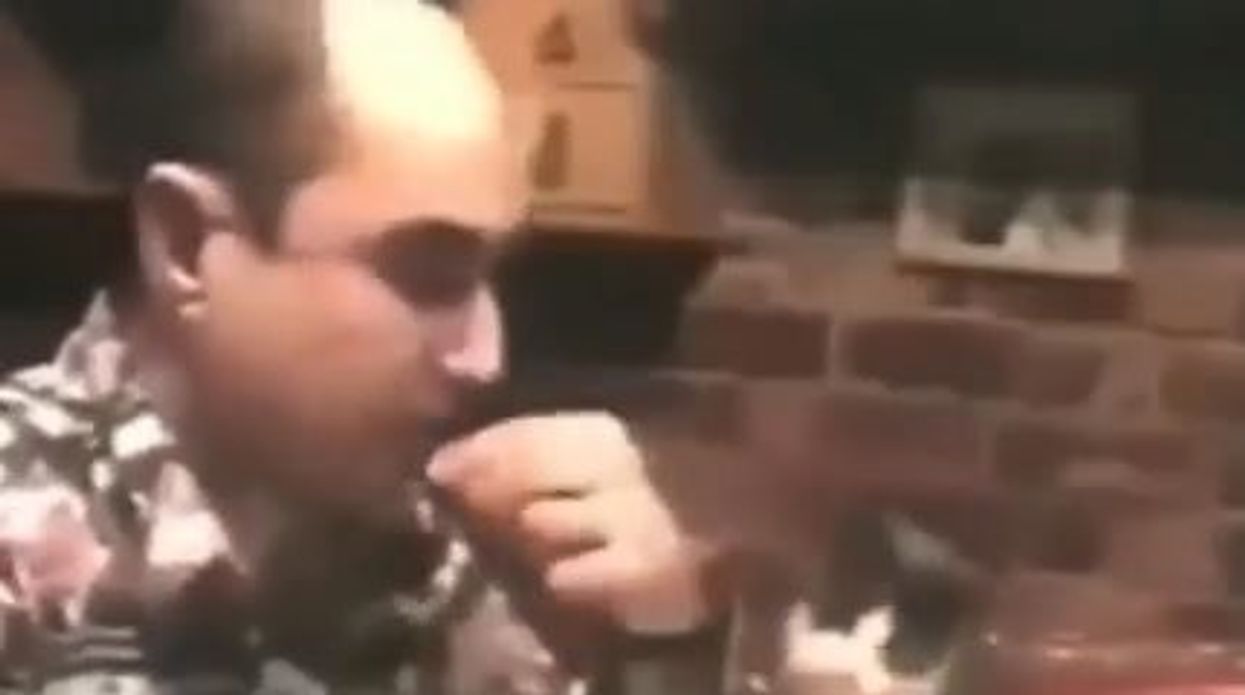 Il padrone è sordo e il gatto impara a comunicare a gesti | video