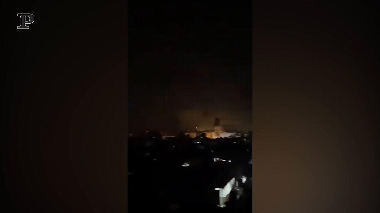 Gaza, bombe si abbattono nella notte su tutta la città | video