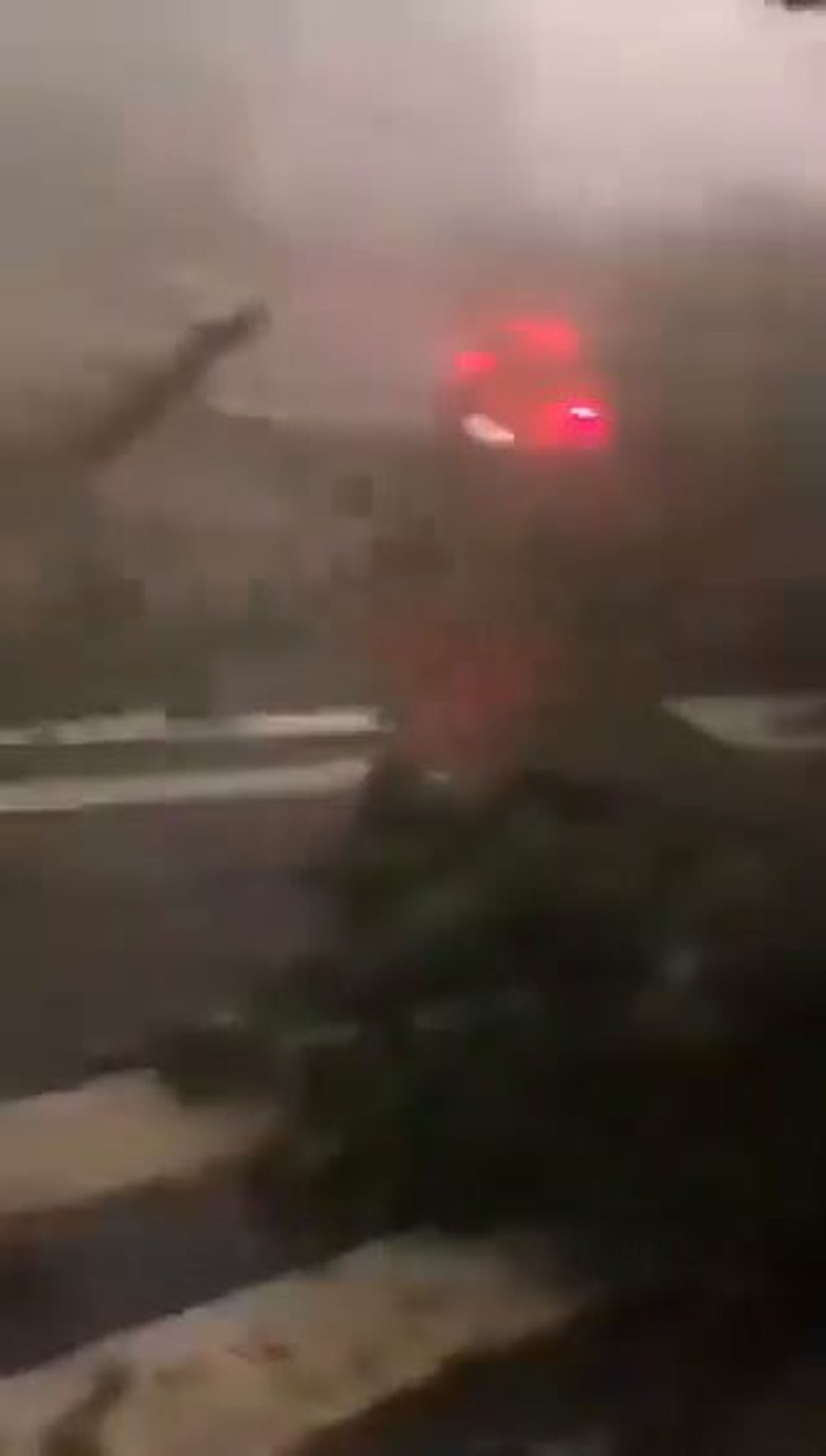 Maltempo: violenta tempesta di vento a Stoccarda, Germania | video