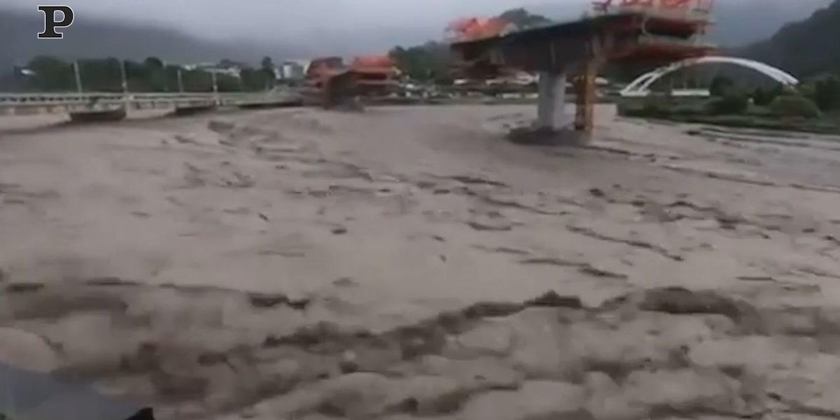 Alluvione distrugge un ponte a Taiwan | video