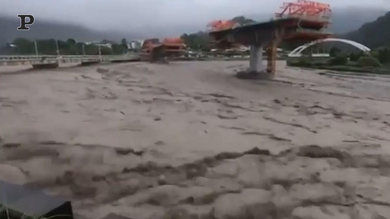 Alluvione distrugge un ponte a Taiwan | video