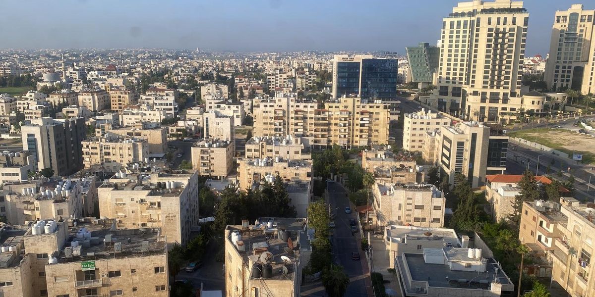 Diario da Amman, dove la vita scorre malgrado droni e missili sopra la testa