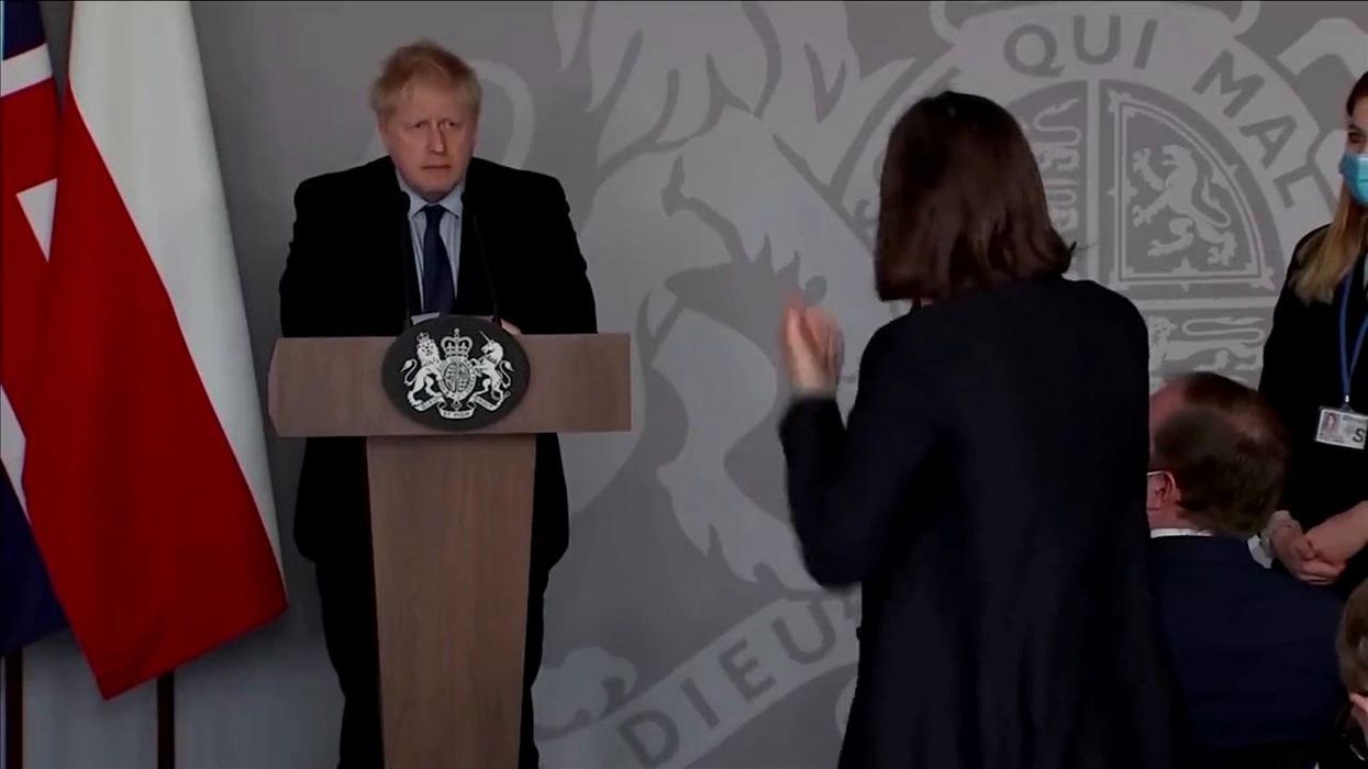 Giornalista ucraina scoppia in lacrime durante la domanda a Boris Johnson | Video