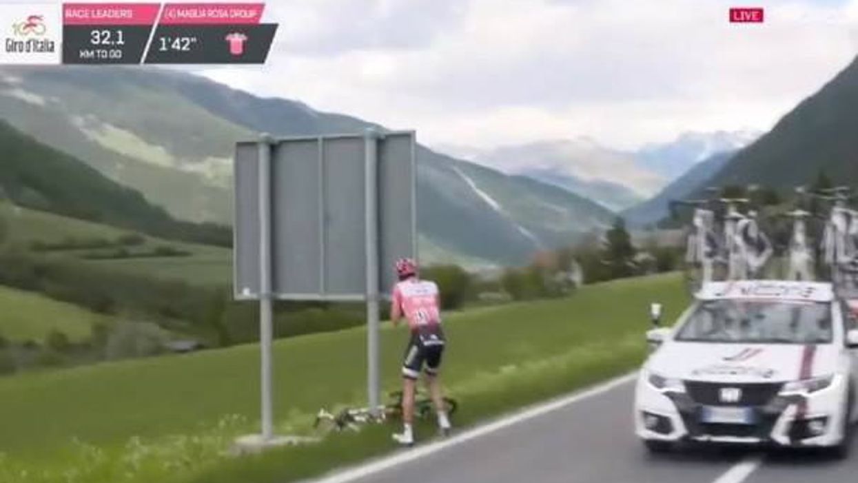 Giro d'Italia, la caduta di Geraint Thomas prima del via | video
