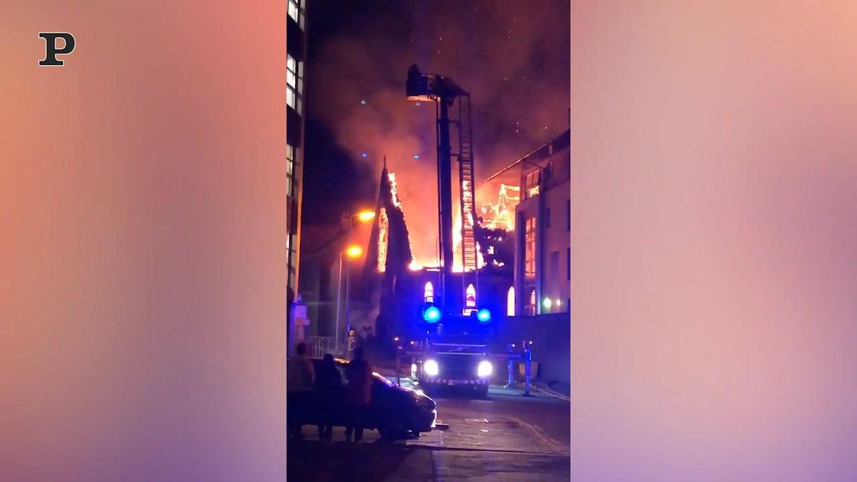 Glasgow, in fiamme una chiesa di più di 160 anni | Video