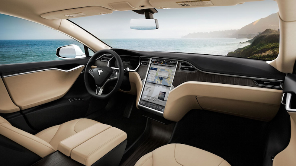 Tesla, primi segnali dell'auto del futuro