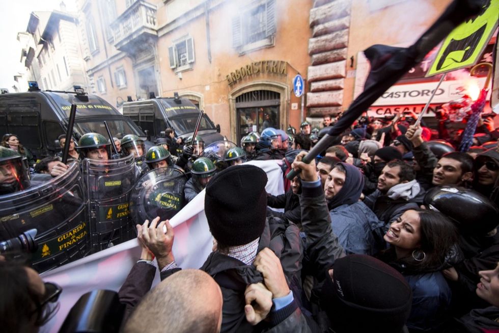 Jobs Act è legge, e intanto a Roma scoppia la protesta