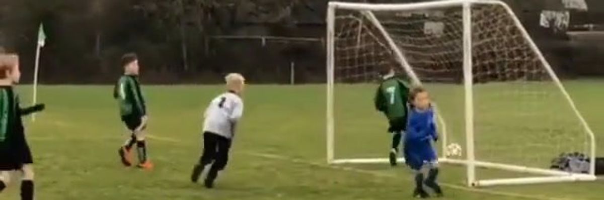 L'incredibile gol di tacco della bambina fenomeno del calcio | video