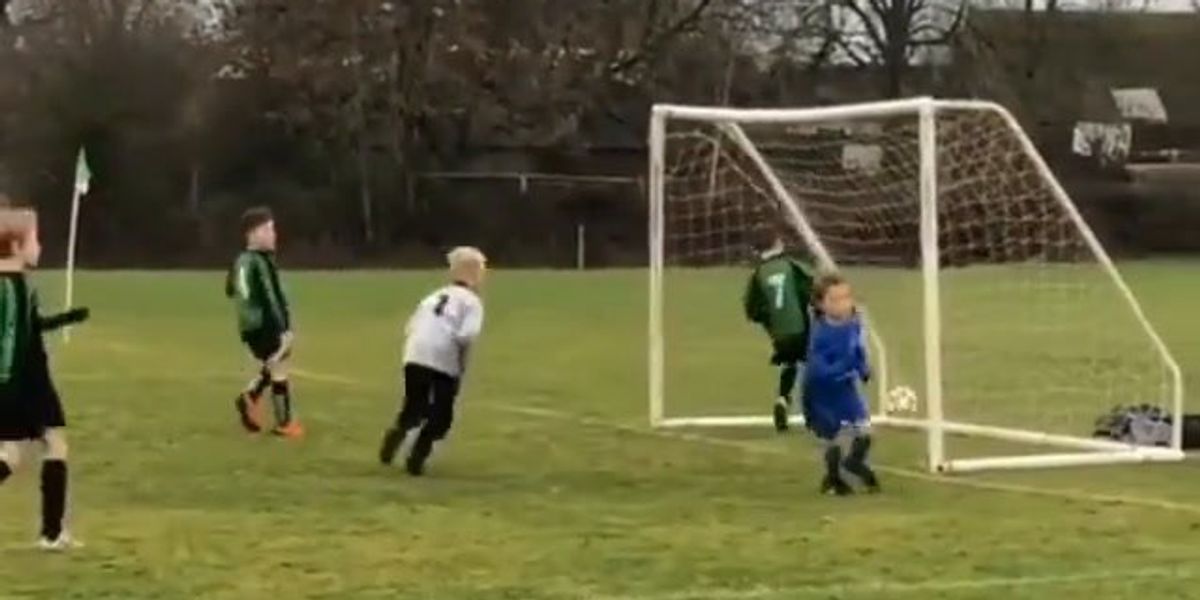 L'incredibile gol di tacco della bambina fenomeno del calcio | video