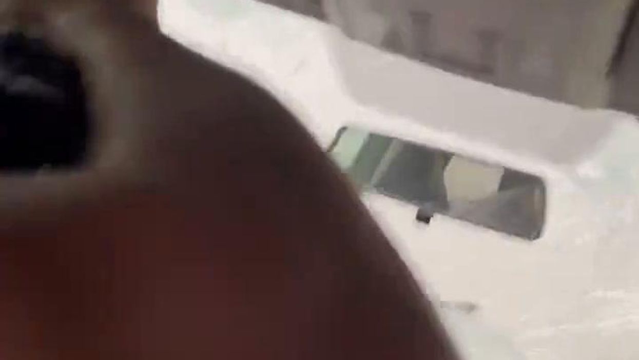 Grandine distrugge un'auto in Alberta, Canada | video