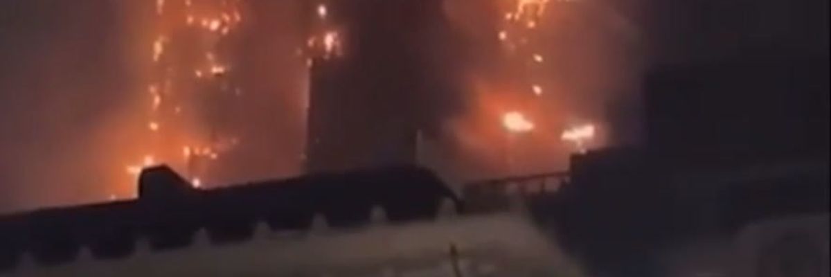 Hong Kong: incendio distrugge grattacielo | video