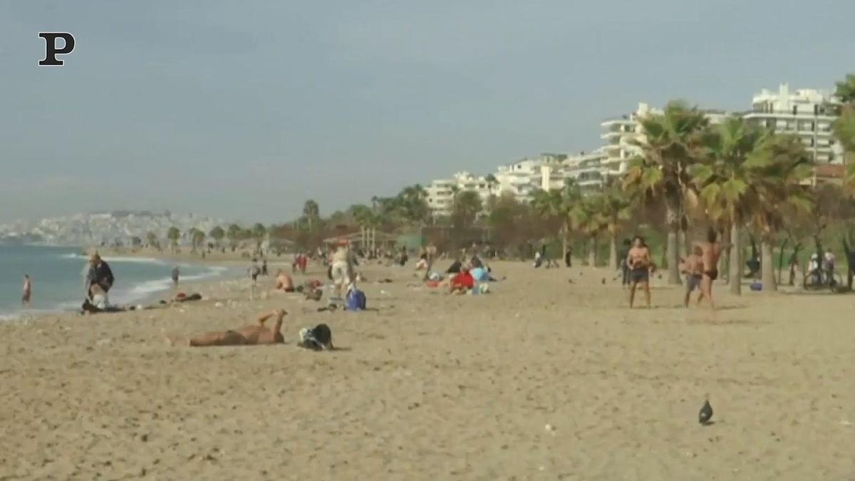 Grecia, caldo fuori stagione e in spiaggia ignorando le mascherine | video